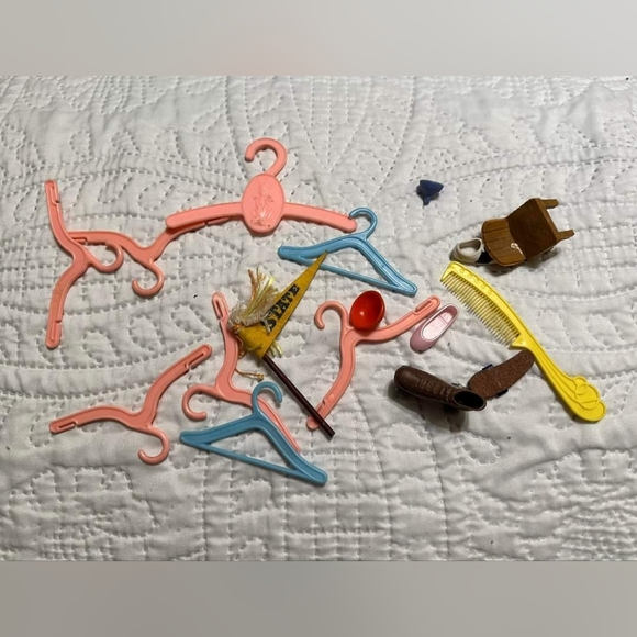 Vintage 60s Barbie & Ken Red Case Midge & Ken Doll Lot Of Clothing & Accessories - Picture 6 of 16